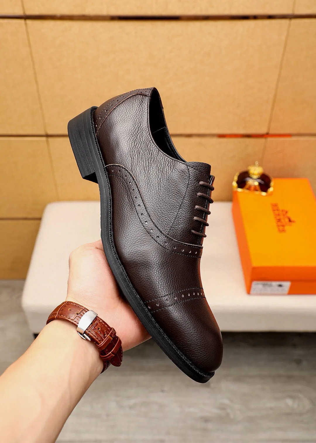Men's shoes 💰480 💐 Product trademark: HERMES "Hermès" business leather shoes Regular size: 38-44 (45🉑️customized) Product materials: Selected imported first-layer pebbled calfskin upper, imported water-dyed 🐂 cowhide lining. Strong three-dimensional visual effect, non-slip and wear-resistant combination outsole Color: 2⃣️colors available